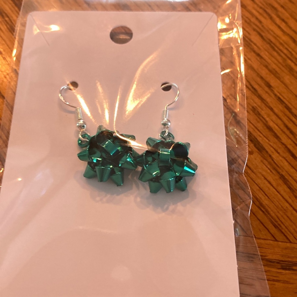 “ Green Christmas Bow” earrings.